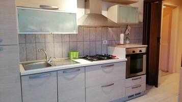 Frigorifero, microonde, forno, piano cottura