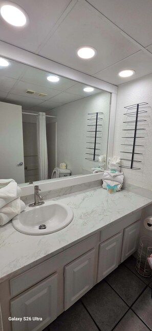 Shower, towels, shampoo - Oceanview Efficiency DW607 (Myrtle Beach)