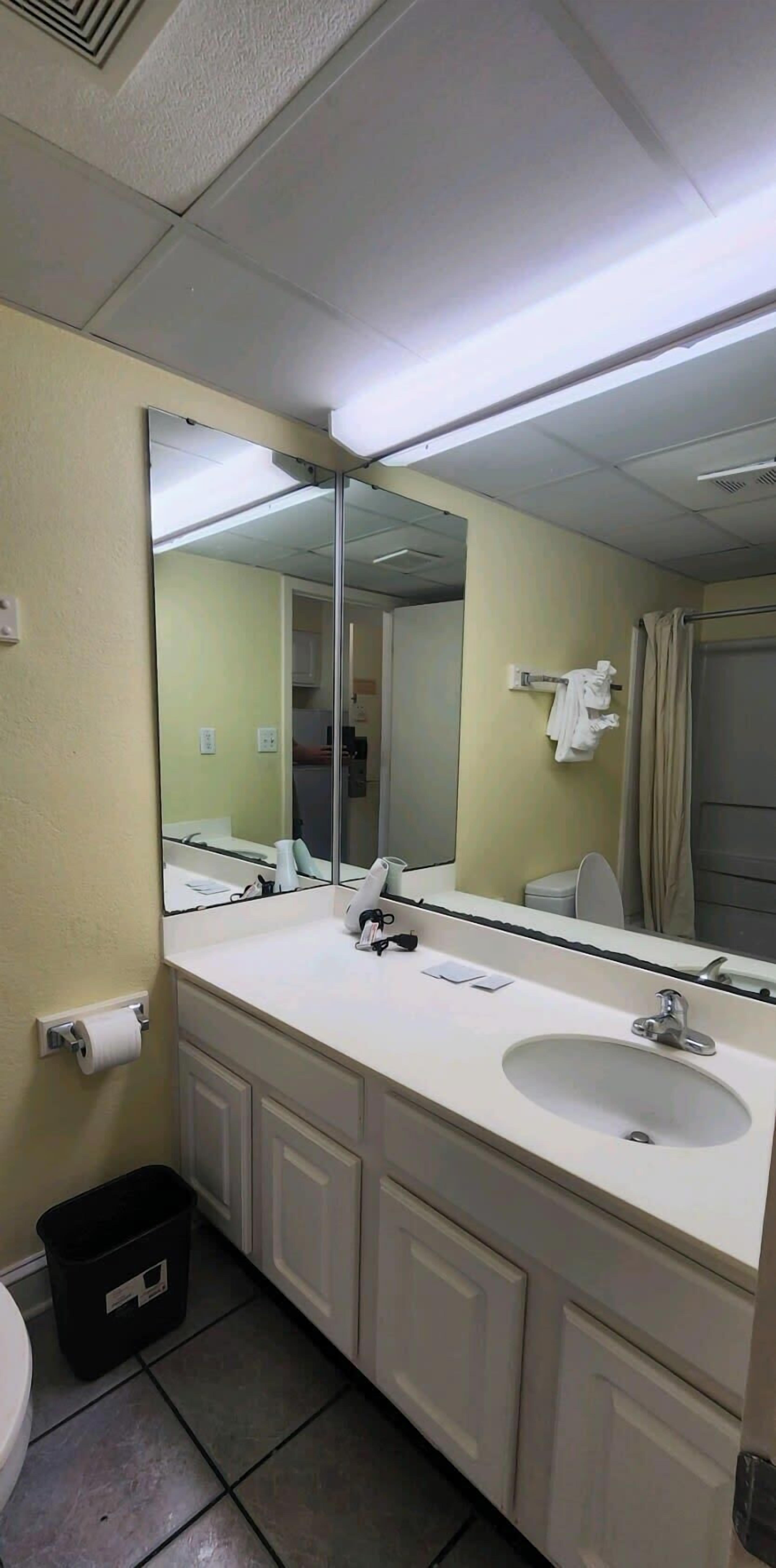 Douche, serviettes fournies, shampooing