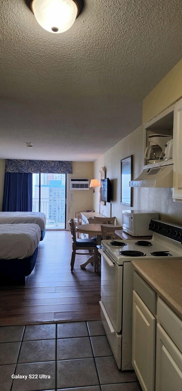 1 dormitorio, tabla de planchar con plancha, wifi y ropa de cama