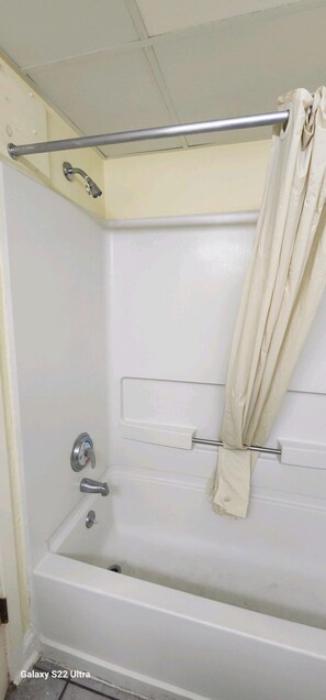 Douche, serviettes fournies