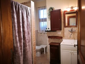 Een douche, een haardroger, een bidet, handdoeken