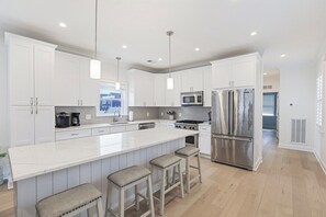 Fridge, microwave, oven, stovetop - Perfect Getaway – Steps from the Beach! (Manasquan)