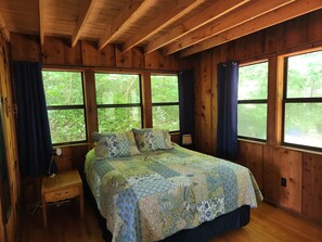 2 bedrooms, iron/ironing board, WiFi, bed sheets - Peaceful views in private nature reserve (Pigeon Forge)