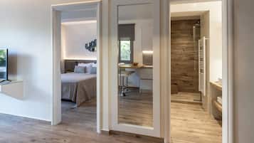 Ropa de cama de alta calidad y caja de seguridad en la habitación