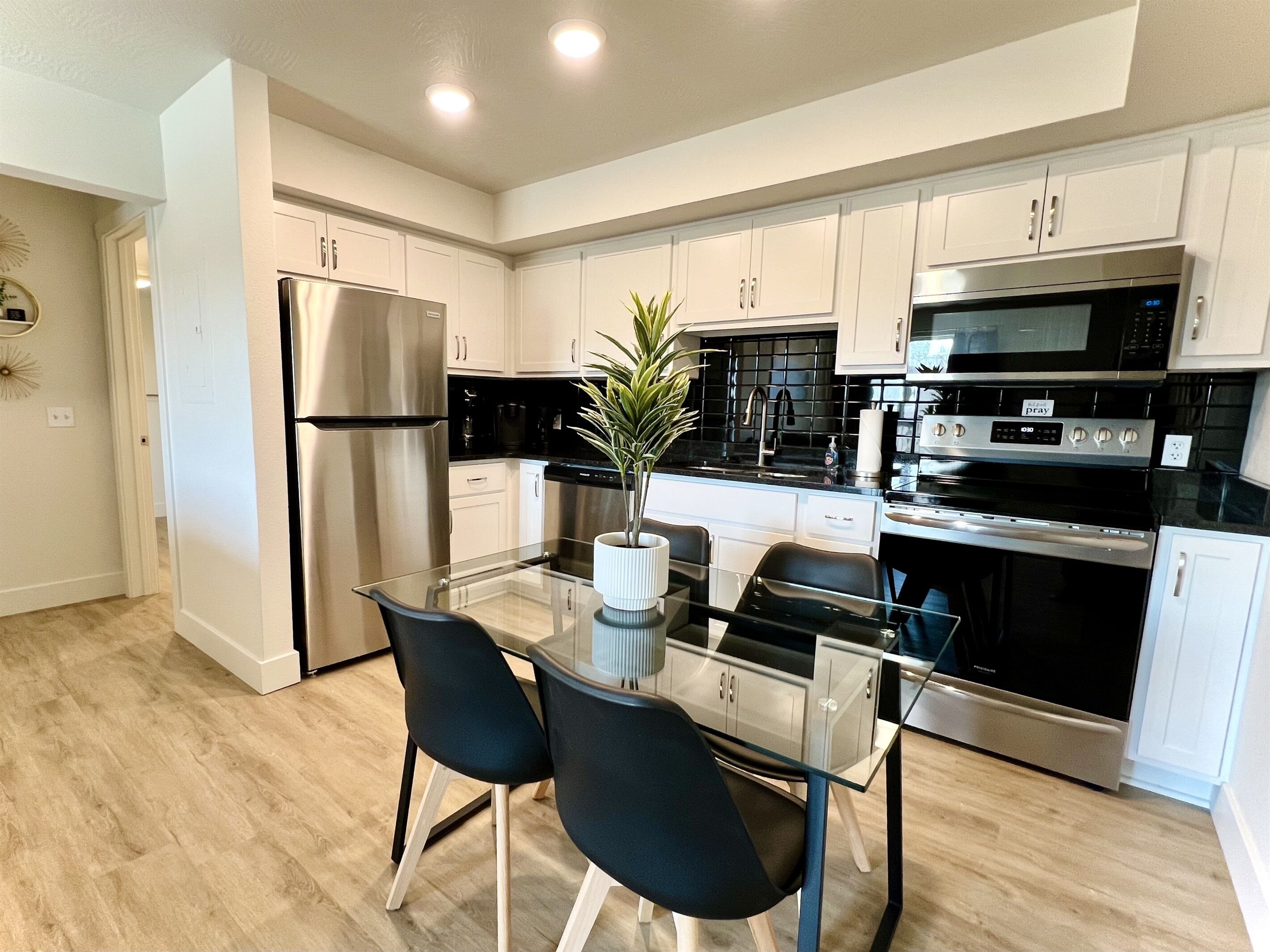 Kühlschrank, Mikrowelle, Ofen, Herdplatte