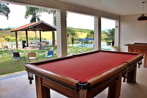 Outdoor pool, pool umbrellas, pool loungers - Hotel Extrema Club (Extrema)