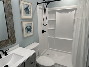 Douche, sèche-cheveux, serviettes fournies