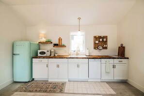 Réfrigérateur, four à micro-ondes, surface de cuisson, lave-vaisselle