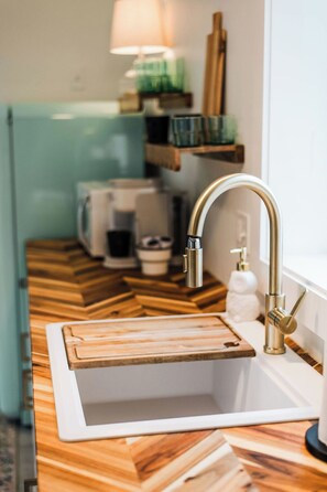 Fridge, microwave, stovetop, dishwasher - Louie's: Tiny house: Downtown (Boyne City)