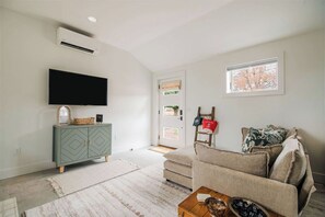 Smart TV - Louie's: Tiny house: Downtown (Boyne City)