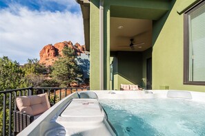 Outdoor spa tub - Immaculate & Beautifully Designed Brand New Home w/ Hot Tub in West Sedona Close (Sedona)