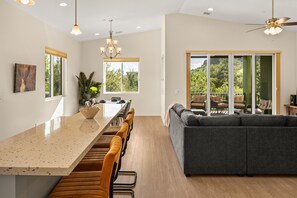 TV - Immaculate & Beautifully Designed Brand New Home w/ Hot Tub in West Sedona Close (Sedona)