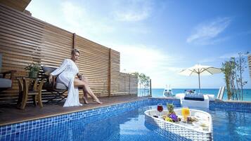 ميني بار وخزنة داخل الغرفة وستائر تعتيم وتجهيزات عازلة للصوت