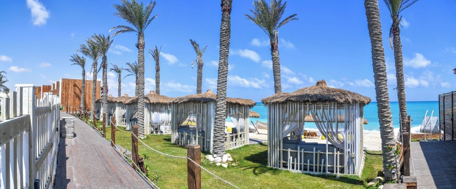 Privat strand, hvit sand og strandbar