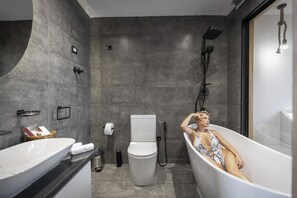Baignoire et douche séparées, pomme de douche hydromassante