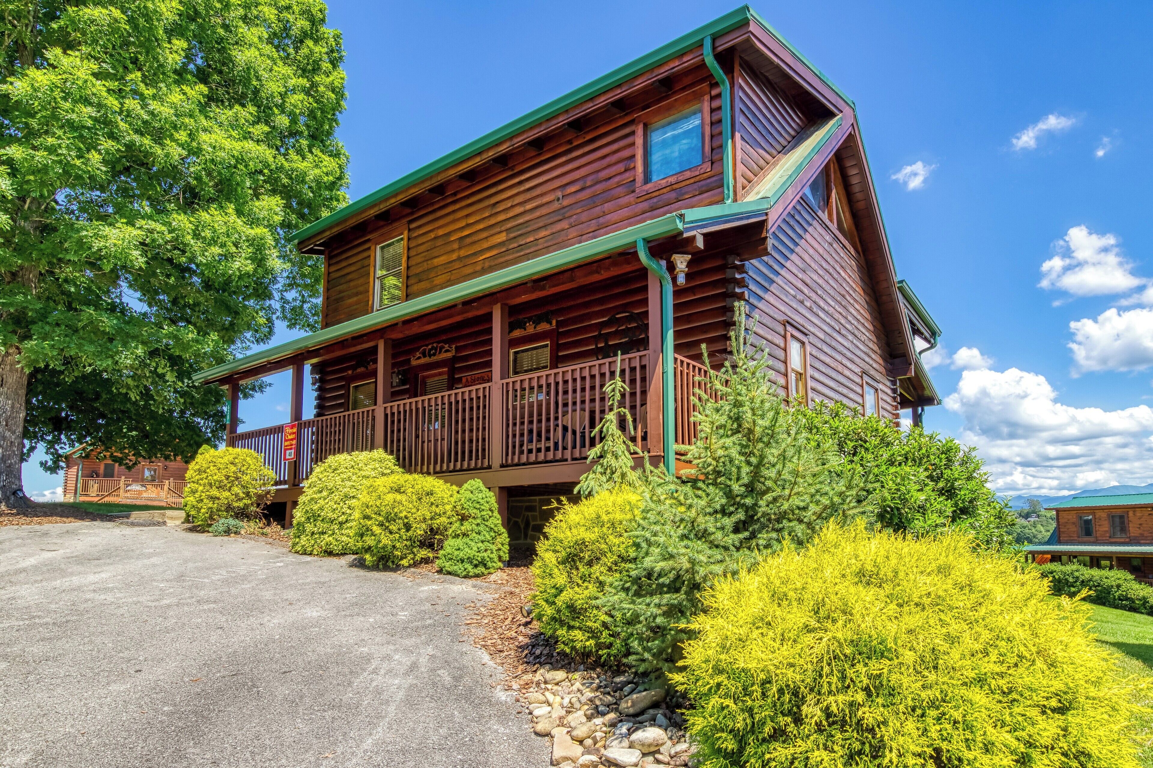 Convenient Pigeon Forge Cabin-Swimming Pool Access- Internet- Gametable
