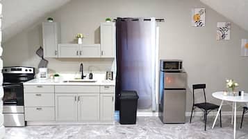 Een koelkast, een koffiezetapparaat/waterkoker, een broodrooster