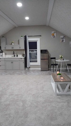 冷蔵庫、コーヒー / ティーメーカー、トースター、調理器具と食器