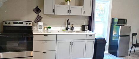 Geladeira, cafeteira/chaleira, torradeira