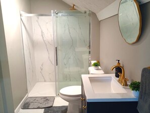 Sèche-cheveux, serviettes fournies