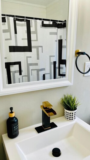 Hair dryer, towels - City Slicker Suite West CLE (Cleveland)