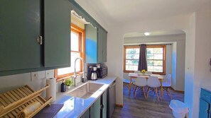 Refrigerador, cafetera/tetera, tostadora, utensilios de cocina