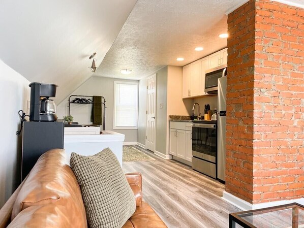 TV - Enjoy a stylish experience at this centrally-located studio (third floor of a triplex) (Cleveland)