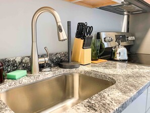 Fridge, microwave, oven, stovetop - Enjoy a stylish experience at this centrally-located studio (third floor of a triplex) (Cleveland)