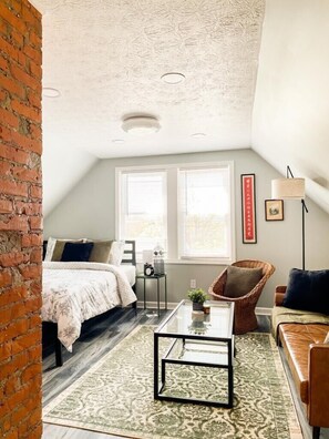 Iron/ironing board, free WiFi, bed sheets - Enjoy a stylish experience at this centrally-located studio (third floor of a triplex) (Cleveland)