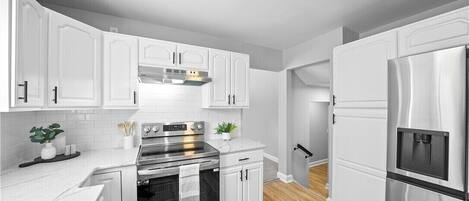 Fridge, oven, stovetop, dishwasher