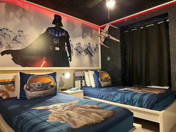 5 chambres, bureau, fer et planche à repasser, lit de bébé portatif
