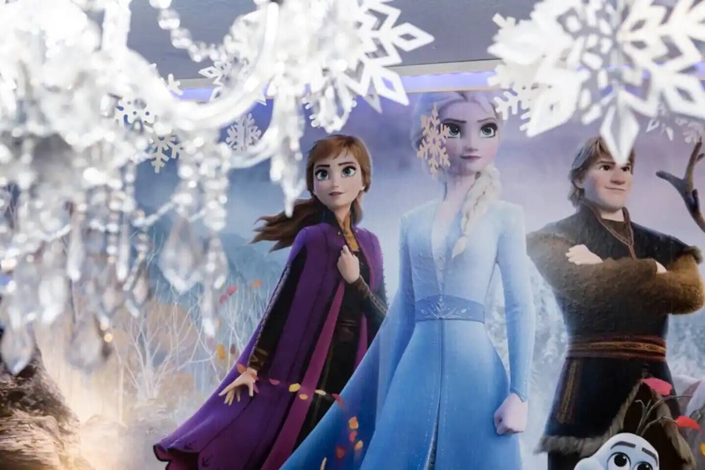 Trois personnages animés évoluent dans un décor enneigé et féérique, parsemé de flocons de neige et empreint d’une atmosphère mystique.