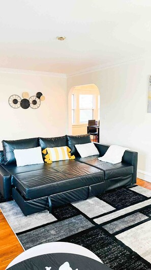 TV - Panda Apartment in Lakewood (Lakewood)