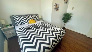 1 habitación, tabla de planchar con plancha, wifi gratis y ropa de cama