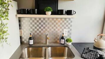 Kylskåp, kaffe- och tebryggare, brödrost och grytor/köksredskap