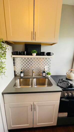 Fridge, coffee/tea maker, toaster, cookware/dishes/utensils - TopFloor Near Airport One bedroom CLE (Cleveland)
