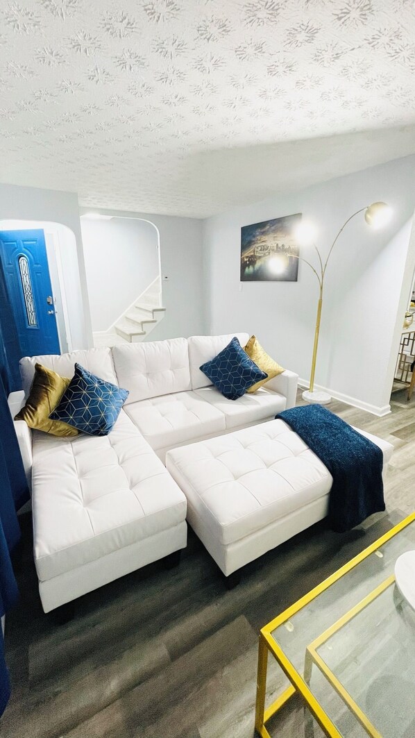 Smart TV - Relax with the whole family at this peaceful place to stay (Maple Heights)