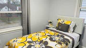 3 habitaciones, escritorio, tabla de planchar con plancha y wifi gratis