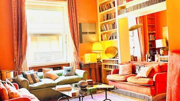 Smart TV, lettore DVD, libri, biblioteca musicale