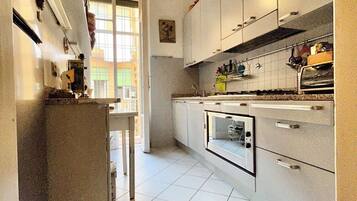 Frigorifero, microonde, forno, piano cottura