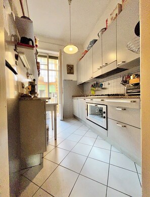 Jääkaappi, mikroaaltouuni, uuni, liesi