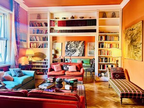 Smart-TV, DVD-Player, Bücher, Musikbibliothek