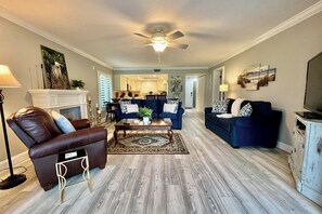 Tv, eldstad och ett bordtennisbord