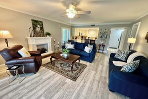 Tv, eldstad och ett bordtennisbord