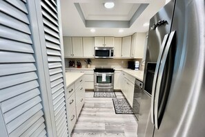 Kylskåp, mikrovågsugn och ugn