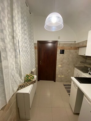 Réfrigérateur, micro-ondes, plaque de cuisson, cafetière/bouilloire