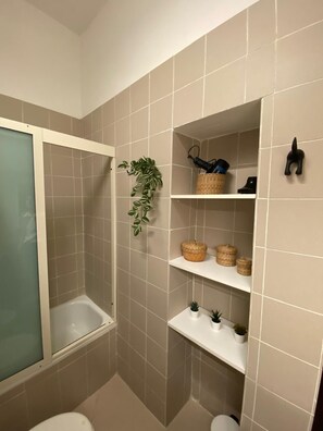 Sèche-cheveux, bidet, serviettes fournies, savon