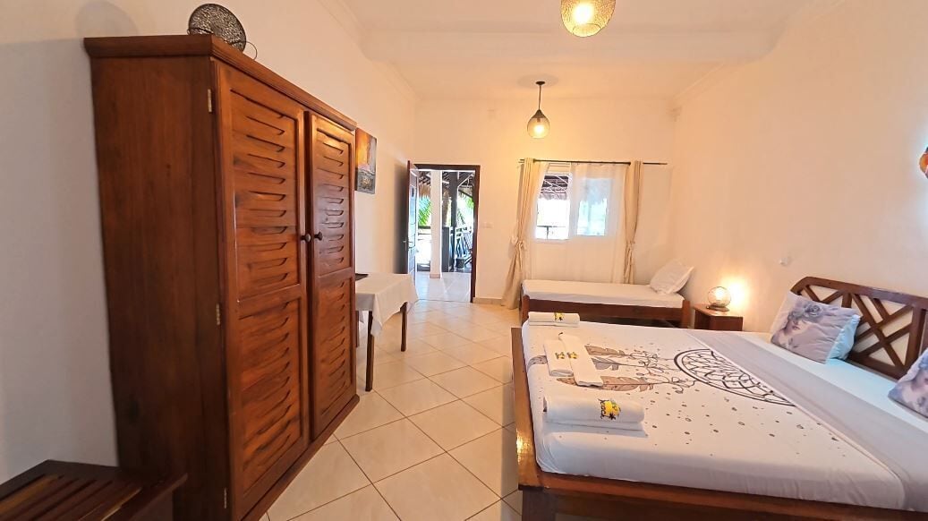 Comfort-Dreibettzimmer, eingeschränkter Meerblick | Zimmersafe, laptopgeeigneter Arbeitsplatz, Verdunkelungsvorhänge