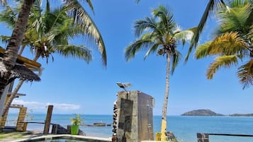 Piscine extérieure, chaises longues